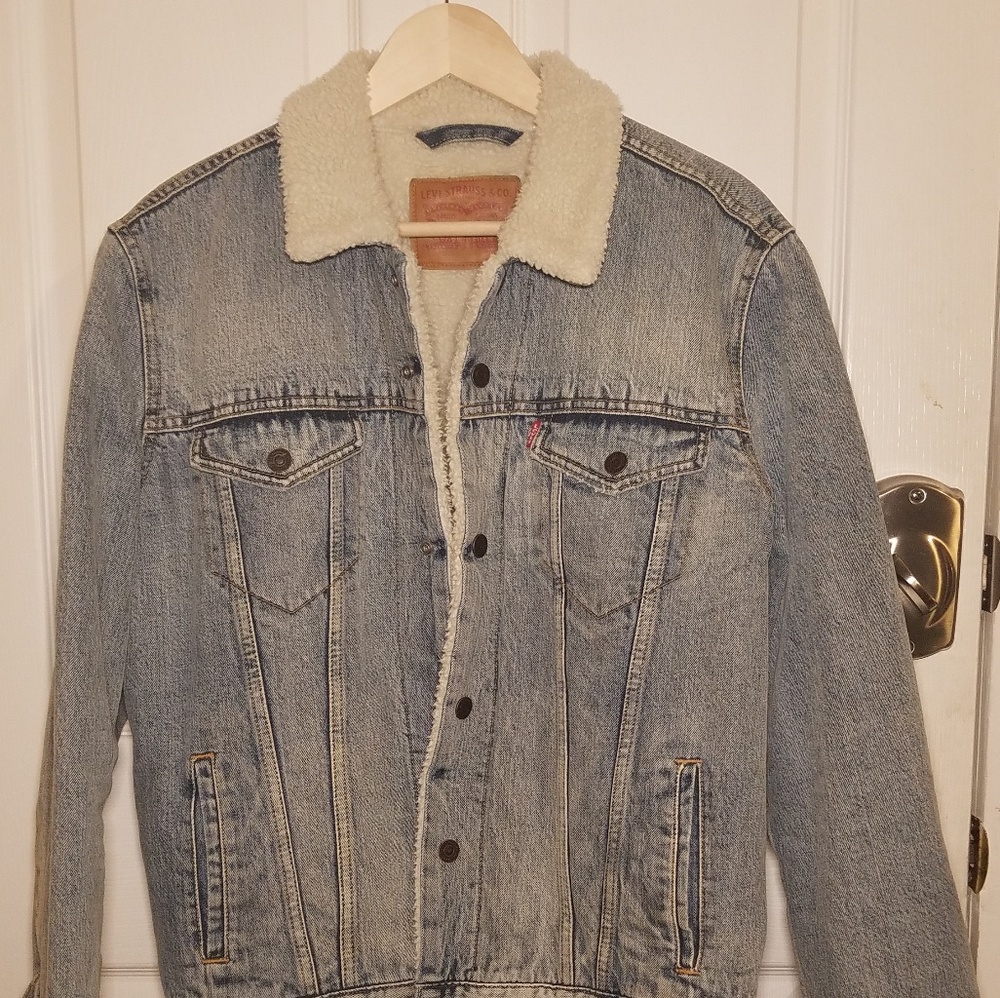 EUC Levis Stonewash Light Blue Sherpa- Lined Denim